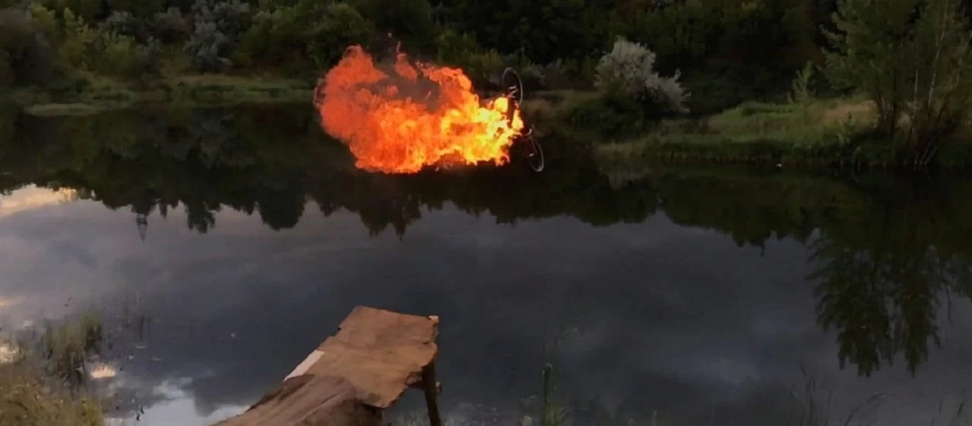 Φλεγόμενος ποδηλάτης έπεσε σε λίμνη - Το έκανε για πλάκα (βίντεο)